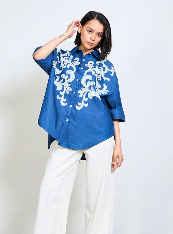 Jeanshemd mit floraler Stickerei