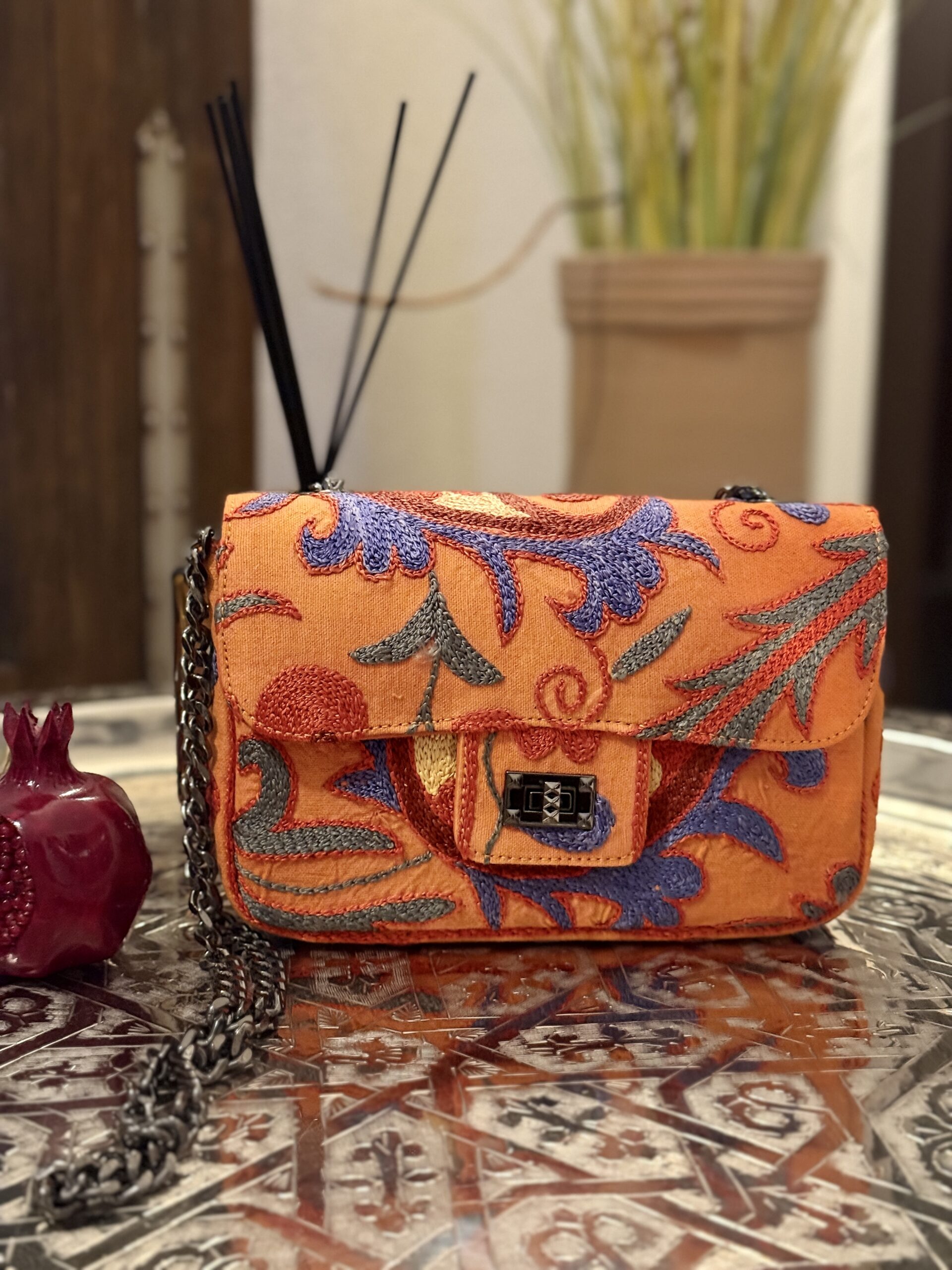 bestickte orange Tasche