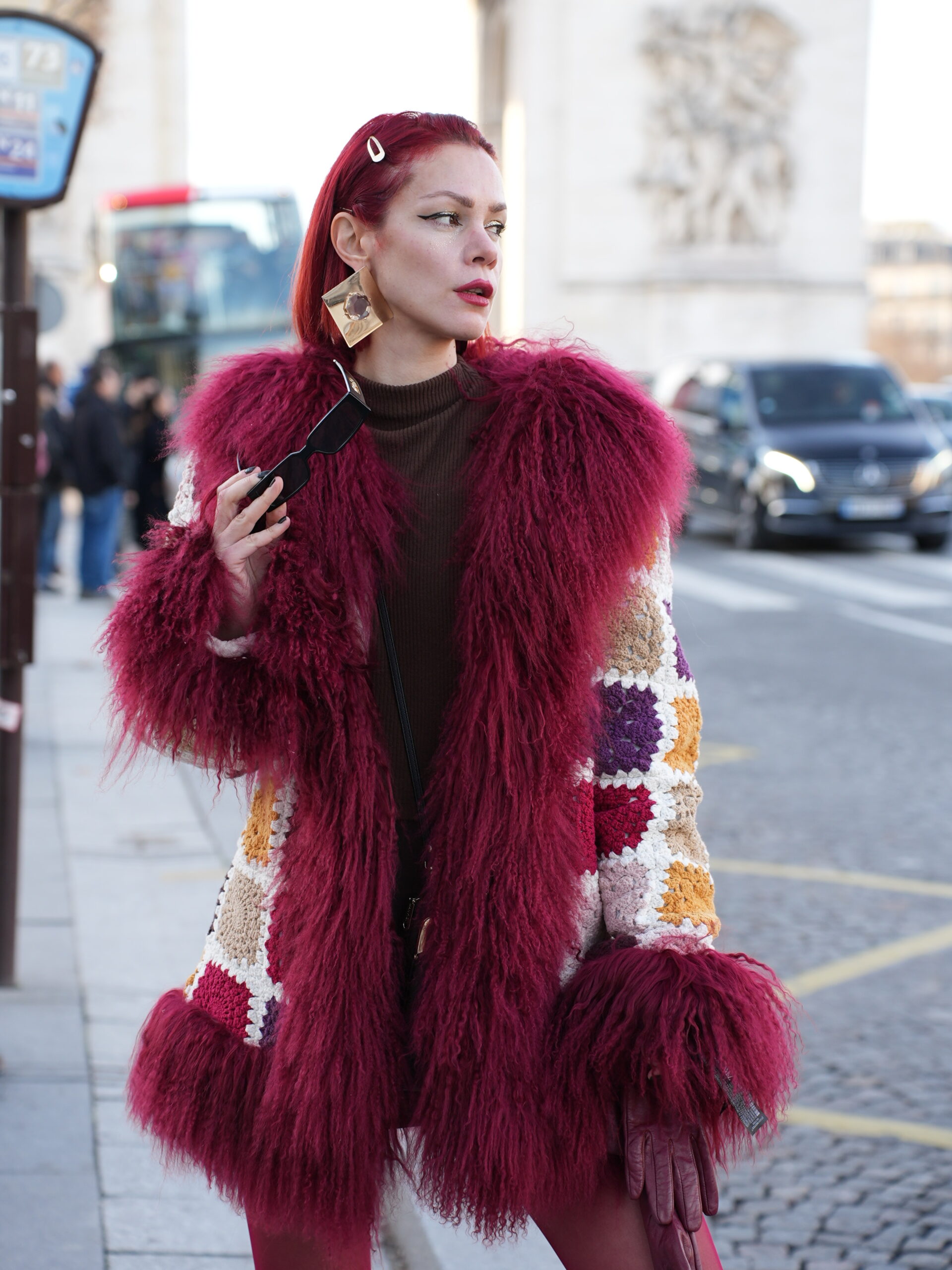 Frau mit Roten handgehäckelte Mantel mit Pelz