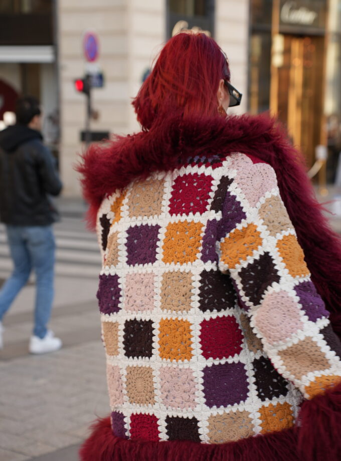 Frau mit Roten handgehäckelte Mantel mit Pelz