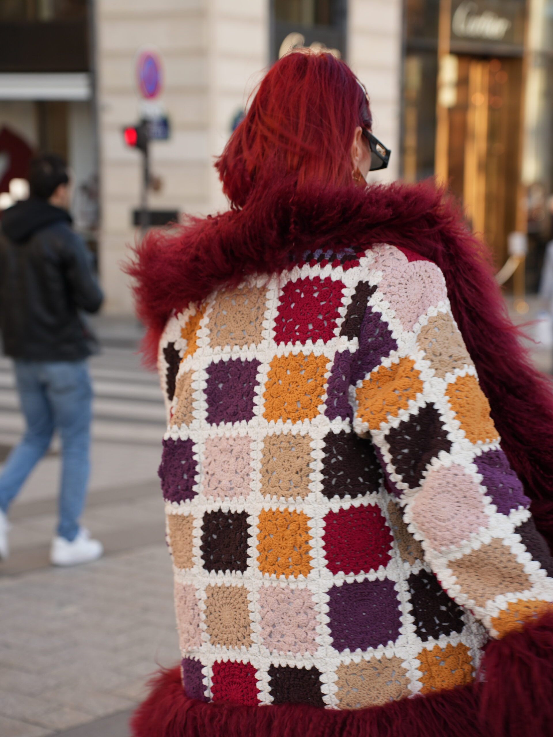 Frau mit Roten handgehäckelte Mantel mit Pelz