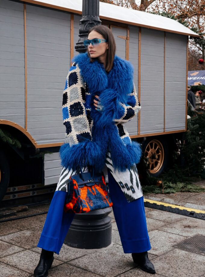 Blaue mantel mit gehäckelte wolle und scharf